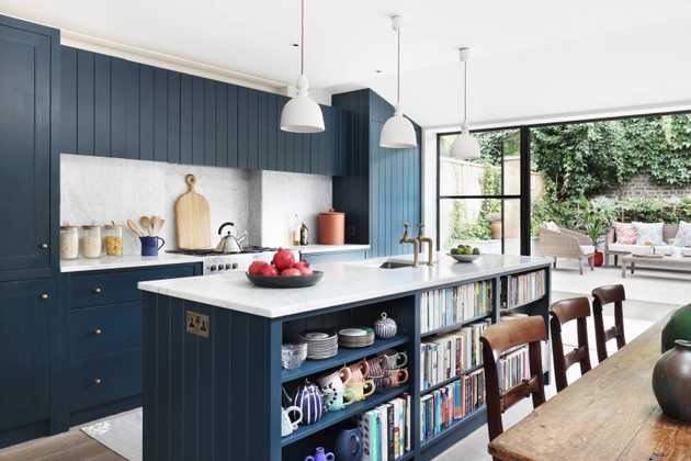 Dark blue navy kitchen with kitchen island and exit to the terrace